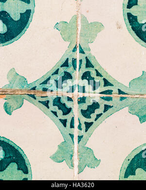 Green azulejos, piastrelle vecchie nella città vecchia di Lisbona, Portogallo, vicino. Foto Stock