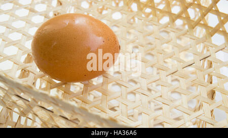 Dozzina di uova sul vassoio della carta Foto Stock