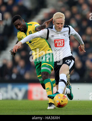 Derby County la volontà di Hughes (a destra) e Norwich City Alexander Tettey battaglia per la sfera durante il cielo di scommessa match del campionato al iPro Stadium, Derby. Foto Stock