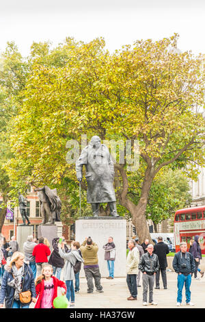 I turisti di fronte a Winston Churchill statua, la piazza del Parlamento Foto Stock