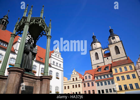 Luther-Monument e Marienkirche presso la piazza del mercato, Wittenberg / Elba, Sassonia-Anhalt, Germania, Europa Foto Stock