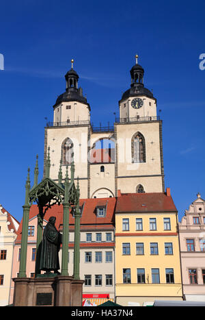 Torre di Marienkirche (St. Chiesa di Marys) e Monumento di Lutero, Wittenberg / Elba, Sassonia-Anhalt, Germania, Europa Foto Stock