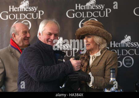 La duchessa di Cornovaglia presenta trainer Colin Tizzard con il suo trofeo dopo il fiume nativo ha vinto la Hennessy Gold Cup Steeple Chase gara corsa durante Hennessy Gold Cup giorno del bet365 Festival all ippodromo di Newbury. Foto Stock