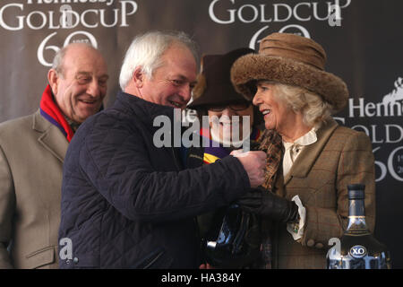 La duchessa di Cornovaglia presenta trainer Colin Tizzard con il suo trofeo dopo il fiume nativo ha vinto la Hennessy Gold Cup Steeple Chase gara corsa durante Hennessy Gold Cup giorno del bet365 Festival all ippodromo di Newbury. Foto Stock