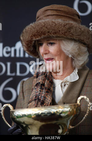 La duchessa di Cornovaglia presenta trainer Colin Tizzard con il suo trofeo dopo il fiume nativo ha vinto la Hennessy Gold Cup Steeple Chase gara corsa durante Hennessy Gold Cup giorno del bet365 Festival all ippodromo di Newbury. Foto Stock