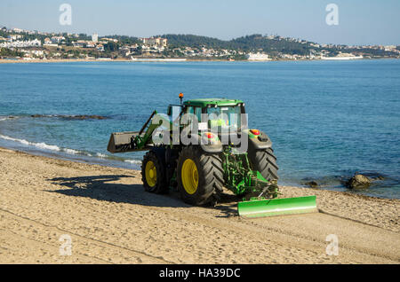 Il trattore lavora sulla spiaggia, Renourishment, restauro, rifornimento opere di sabbia a La Cala, Mijas, Spagna. Foto Stock