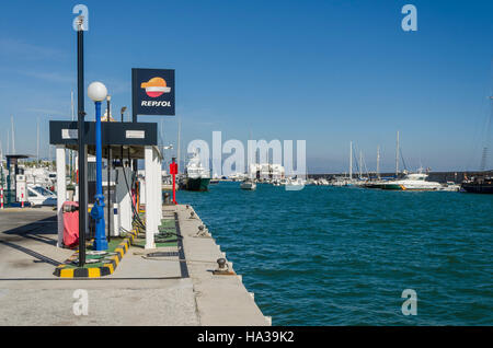 Repsol, benzina gas station per yacht e barche, porto di Benalmadena Andalusia Foto Stock