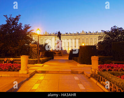 Spagna, Madrid, Plaza de Oriente, crepuscolo vista del monumento a Filippo IV e il Palazzo Reale di Madrid. Foto Stock