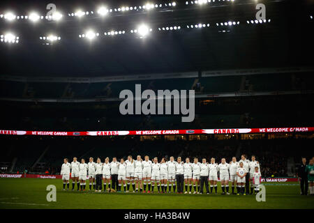 Inghilterra line up per l'inno nazionale durante il vecchio ricchezza reciproca serie corrispondono a Twickenham Stadium di Londra. Foto Stock