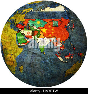 Isolato su bianco territori di paesi asiatici con bandiere sulla mappa del globo Foto Stock