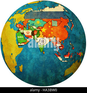 Isolato su bianco territori di paesi asiatici con bandiere sulla mappa del globo Foto Stock