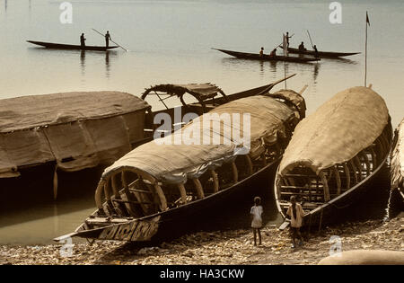 Mopti, Mali, Africa - Gennaio, 26, 1992 - Il Fiume Bani confluisce nel fiume Niger, piroghe e mercati del pesce lungo il porto Foto Stock