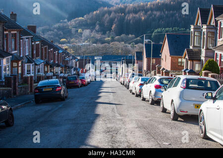 Alloggiamento terrazzati, Treherbert, Rhondda Valley, vista da Stuart Street verso Treherbert High Street Foto Stock