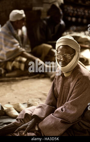 Mopti, Mali, Africa - Gennaio, 26, 1992 - Il Fiume Bani confluisce nel fiume Niger, il mercato coperto con African sarti e artigiano Foto Stock