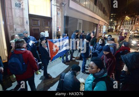 Le persone che frequentano una veglia a lume di candela al di fuori dell Ambasciata cubana in Holborn, Londra, per gli ex leader cubano Fidel Castro morti di età compresa tra i 90. Foto Stock