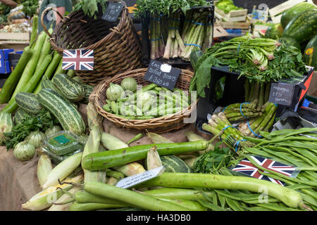 Verdure in vendita al mercato di Borough,Londra,Inghilterra Foto Stock