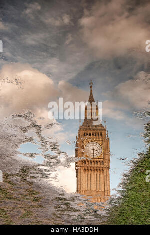 Big Ben riflessione,Piazza del Parlamento, Westminster, Londra, Inghilterra Foto Stock