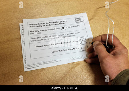 UK,l'Inghilterra,Londra,23/06/2016-persona voto nel referendum per il Regno Unito è membro dell'Unione europea Foto Stock