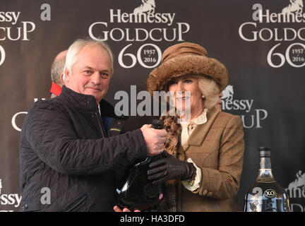 La duchessa di Cornovaglia presenta un trofeo a Colin Tizzard, allenatore del fiume nativo, il vincitore di Hennessy Gold Cup Steeple Chase gara corsa durante Hennessy Gold Cup giorno del bet365 Festival all ippodromo di Newbury. Foto Stock