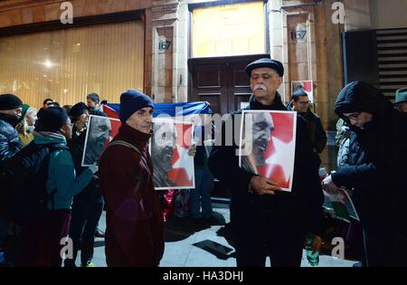 Le persone che frequentano una veglia a lume di candela al di fuori dell Ambasciata cubana in Holborn, Londra, per gli ex leader cubano Fidel Castro morti di età compresa tra i 90. Foto Stock