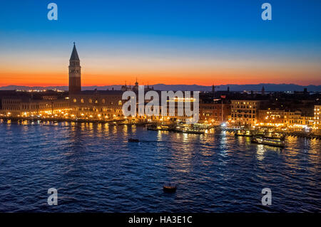 Vista dal bacino di San Marco, il Bacino di San Marco, tramonto, Piazza San Marco con il campanile e il Palazzo Ducale e il Palazzo Ducale Foto Stock