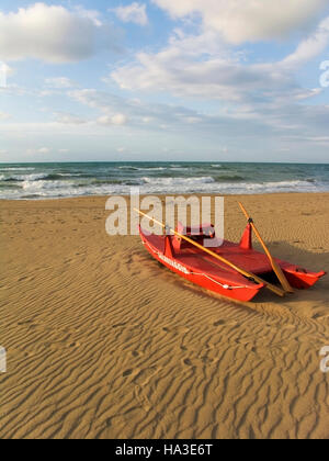 Scialuppa di salvataggio sulla spiaggia solitaria a Marina di Lesina, Foggia, Puglia, Italia, Europa Foto Stock