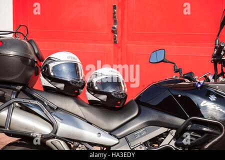 Caschi Nolan e Suzuki Motorcycle, Praga, 24 settembre editoriale illustrativa Foto Stock