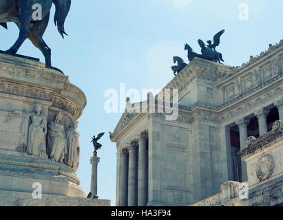 Vista dell Altare della Patria in Roma. Grand marmo, tempio classico in onore di Italia del primo re e la prima guerra mondiale i soldati. Foto Stock
