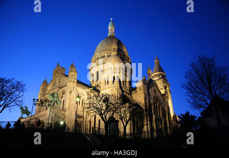 Basilica del Sacre Coeur di notte a Parigi, Francia Foto Stock