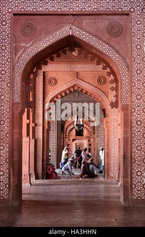 I musulmani pregano dentro la Jama Masjid Moschea del Venerdì Foto Stock