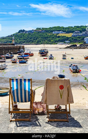 Sedie a sdraio presso il porto di st.ives, Cornwall, Regno Unito Foto Stock