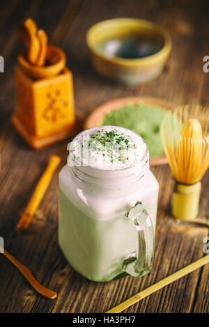 Il tè verde smoothie bevanda miscelata con polvere di matcha Foto Stock