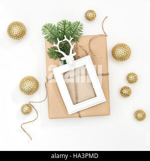 Composizione di natale con avvolto dono e cornice immagine su sfondo bianco Foto Stock