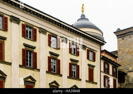 Edifici con finestre con persiane in Città Alta di Bergamo, Italia Foto Stock