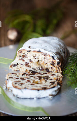 Natale stollen. Tradizionale tedesco, festiva europea dessert. Ingredienti mirtilli, pinoli per Natale Stollen. Stoll Foto Stock