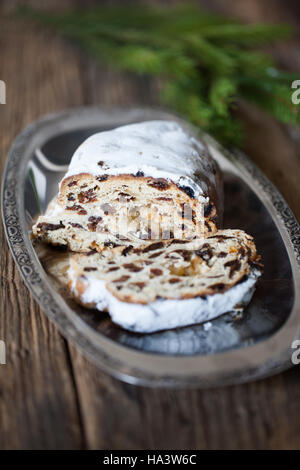 Natale stollen. Tradizionale tedesco, festiva europea dessert. Ingredienti mirtilli, pinoli per Natale Stollen. Stoll Foto Stock