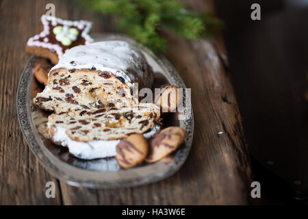 Natale stollen. Tradizionale tedesco, festiva europea dessert. Ingredienti mirtilli, pinoli per Natale Stollen. Stoll Foto Stock