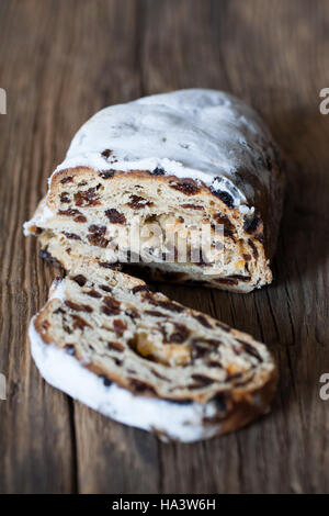 Natale stollen. Tradizionale tedesco, festiva europea dessert. Ingredienti mirtilli, pinoli per Natale Stollen. Stoll Foto Stock