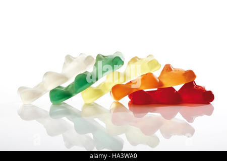 Variopinto gummi bears, inclinato in una riga Foto Stock