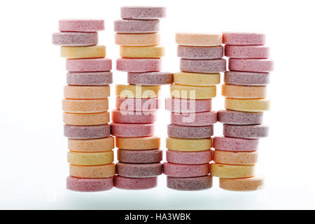 Pile di uva multicolore zuccheri, conformata come compresse Foto Stock