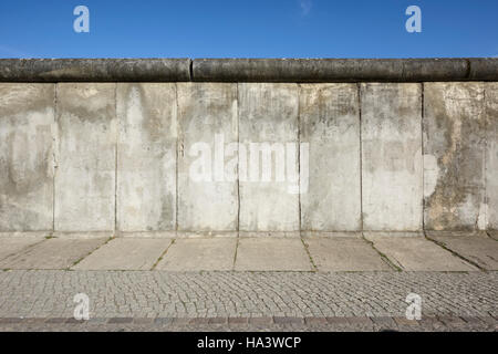 Berlino. Germania. Conservate la sezione del muro di Berlino su Bernauer Straße costituisce parte del muro di Berlino la storia di miglio. Foto Stock