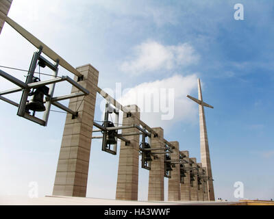 Croce e campanile di San Pio da Pietrelcina o chiesa del pellegrinaggio di Padre Pio, architetto Renzo Piano, a San Giovanni Rotondo, Foggia Foto Stock