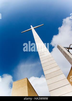Croce e campanile di San Pio da Pietrelcina o chiesa del pellegrinaggio di Padre Pio, architetto Renzo Piano, a San Giovanni Rotondo, Foggia Foto Stock