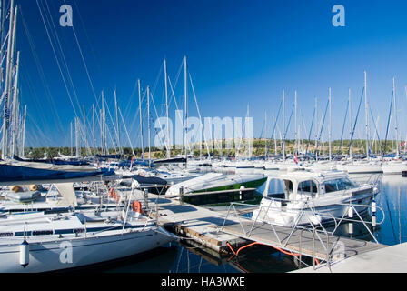 Barche a vela presso il porto di Sibenik, Dalmazia, Croazia, Europa Foto Stock