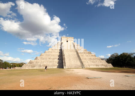 La Piramide di Kukulkan, aka El Castillo, in antiche città maya Chichén Itzá. Yucatan, Messico Foto Stock