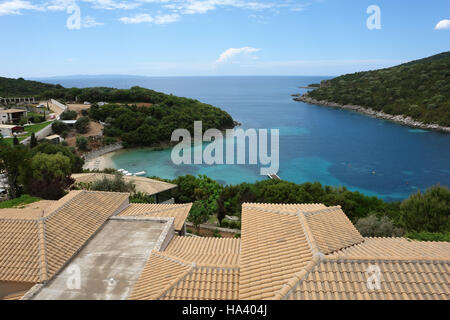 Vista panoramica della baia di smeraldo con orizzonte marino e isola verde nel Mar Ionio in Grecia. Foto Stock