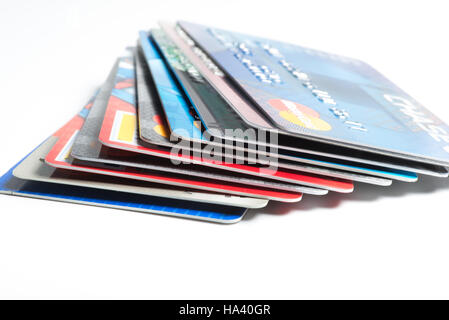 Pila di carte di credito con MasterCard, American Express e Visa logo su sfondo bianco(per solo uso editoriale) Foto Stock