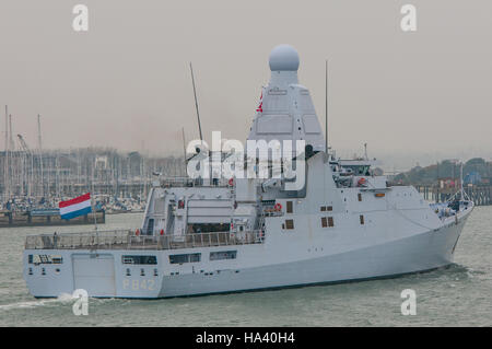 La marina olandese (Koninklijke Marine) nave pattuglia, HNLMS Frisia (P842) arrivando a Portsmouth, nel Regno Unito il 21 novembre 2014. Foto Stock