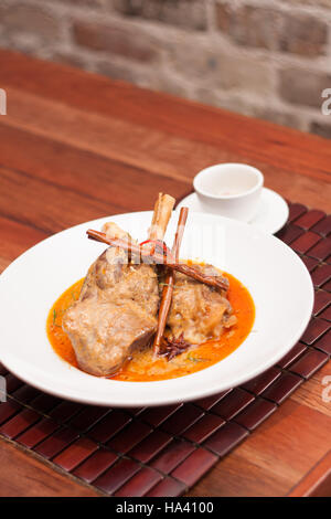 Alimenti tailandese massaman curry costoletta d'agnello Foto Stock