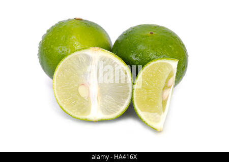 Limone (Altri nomi sono calce in francese, agrumi, verde lime, key lime, persiano di calce, combava, deserto lime) con mezza sezione trasversale e p Foto Stock